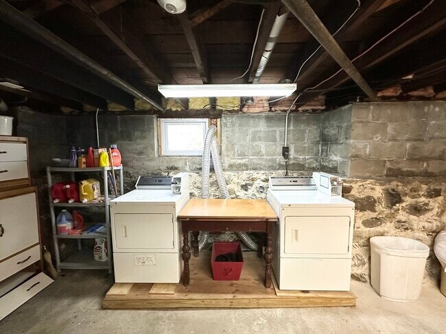 Building Photo - 106 Kenoza Ave