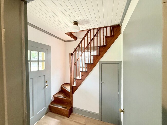 Building Photo - 3BR Normaltown Charmer