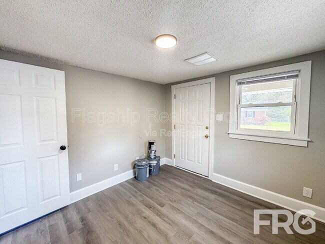 Building Photo - 600 Howell St