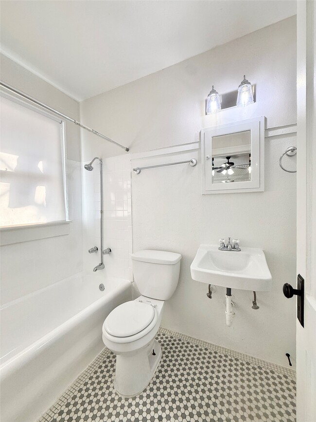 Building Photo - 1126 Berthea St