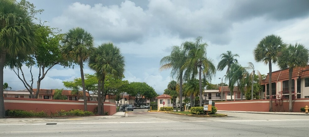 Spacious 2 bedroom 2 bath updated condo with in unit washer/dryer. Minutes from Aventura and Beaches - 20805 NE 8th Ct