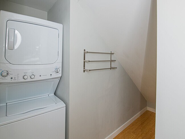 Building Photo - Charming, remodeled 1-bdrm/1-bath vintage duplex in Kerns.  Excellent location, A/C, hardwood floors