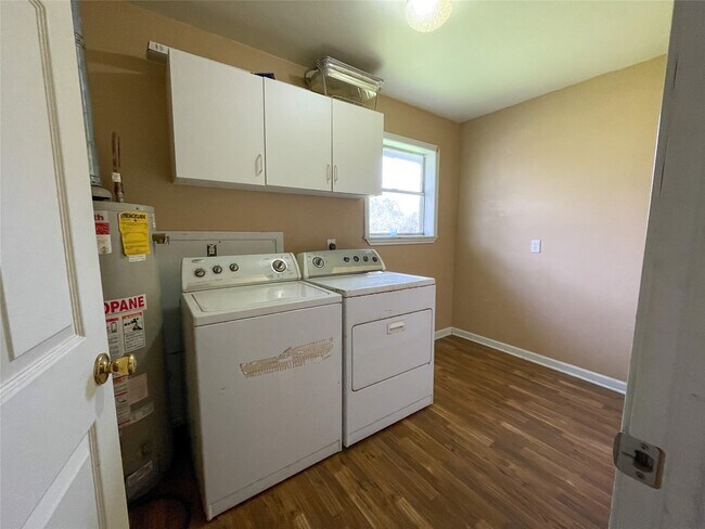 Building Photo - 401 Anderson Rd