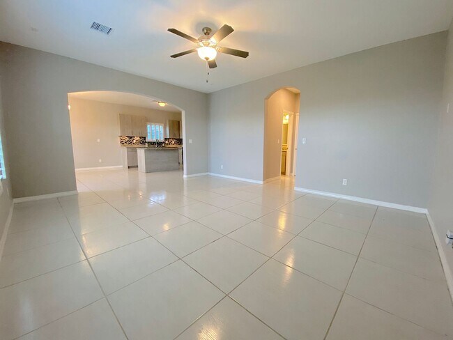 Building Photo - Spacious 4 Bedroom Refrig A/C Home