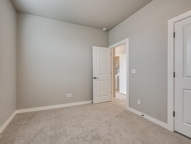 Building Photo - 13000 Maplewood Ave