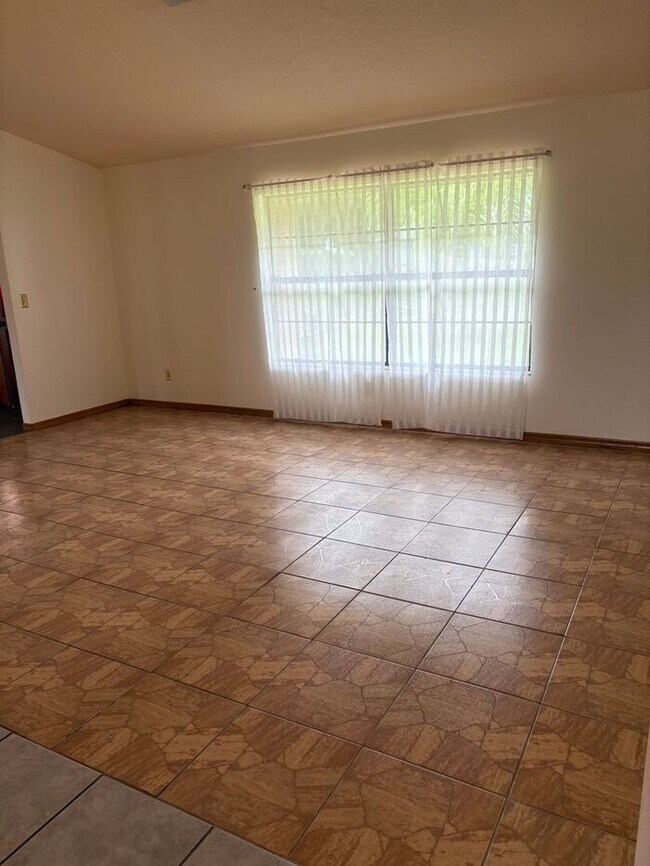 Building Photo - Kissimmee home with a lake view