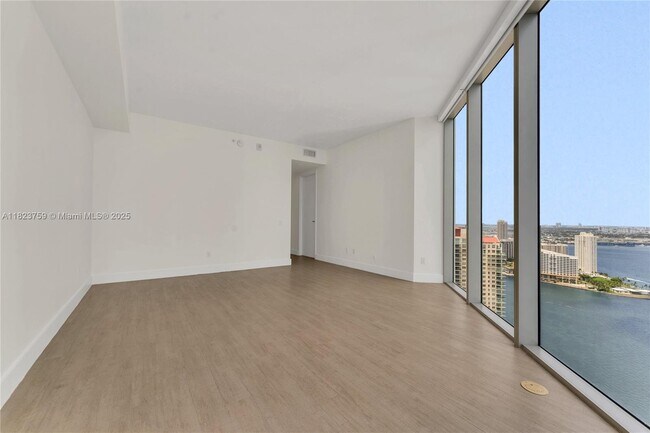 Building Photo - 1300 Brickell Bay Dr