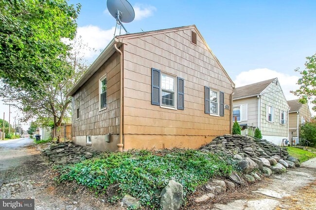 Building Photo - Coming Soon -  Charming 2 Bedroom, 1 Bath ...