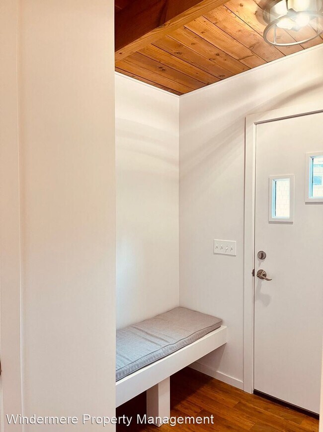 Building Photo - 2 br, 2.5 bath House - 7732 NE Yeomalt Pt ...