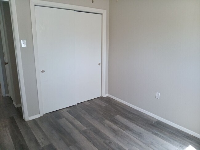 Building Photo - Charming 4-bedroom, 2-bathroom! Showings available NOW!