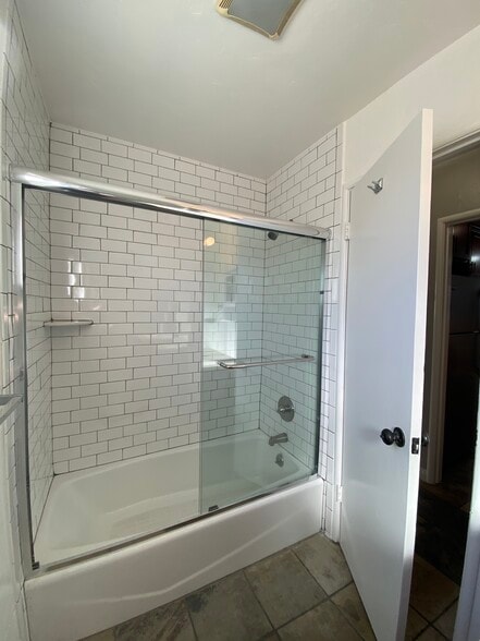 Shower - 2540 Robinson Ave