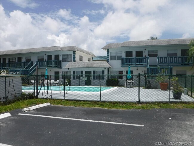 Building Photo - 1045 NE 39th Dr