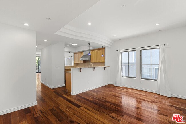 Building Photo - 744 N Alfred St