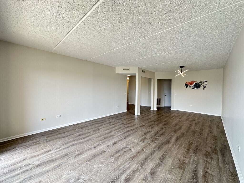 Building Photo - 5555 N Cumberland Ave