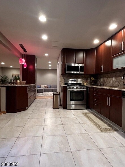 Building Photo - 27 Kingfisher Ct