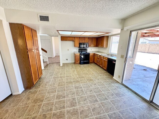 Building Photo - Two Story 3 Bedroom/2.5 Bath Home. Clean & Ready for Immediate Move-in!