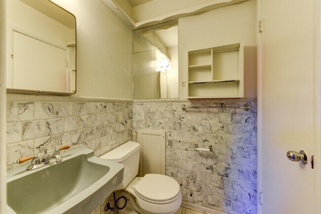 Building Photo - Beautiful and LARGE 4 bed 3 bath Home in D...