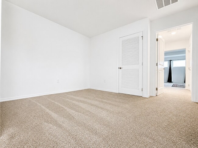 Building Photo - Experience modern & expansive living in this corner-lot 5Bedrooms/3.5Bath home at Ocala!