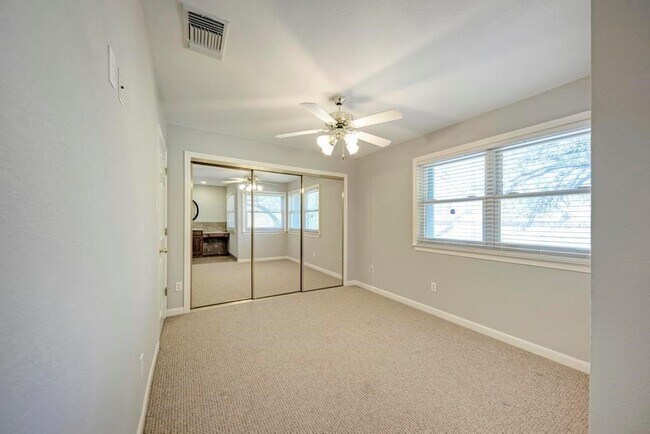 Building Photo - 1017 Solano Dr