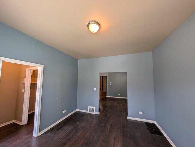 Building Photo - Spacious 1BR/1BA with Off-Street Parking – $1,000/Month