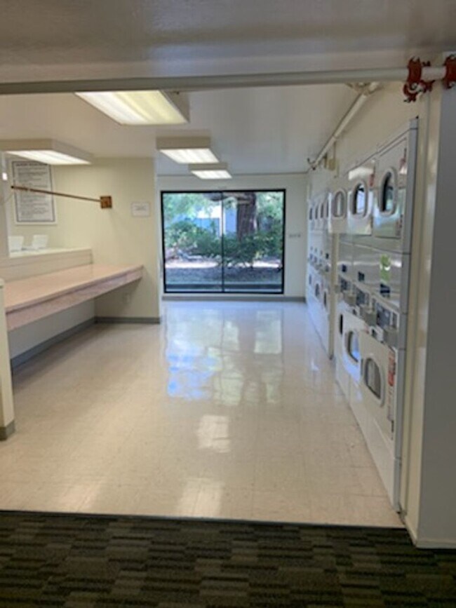 Building Photo - TOP FLOOR 1BD/1BATH Condo Available For Rent at the Watergate Community in Emeryville!!!!