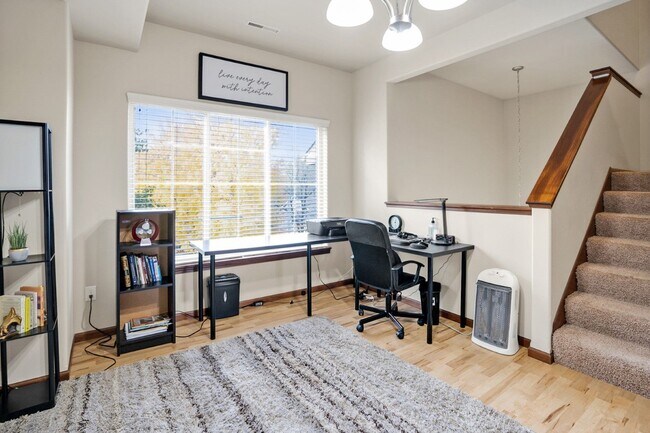 Building Photo - Luxury Iowa City townhouse close to UIHC and Kinnick