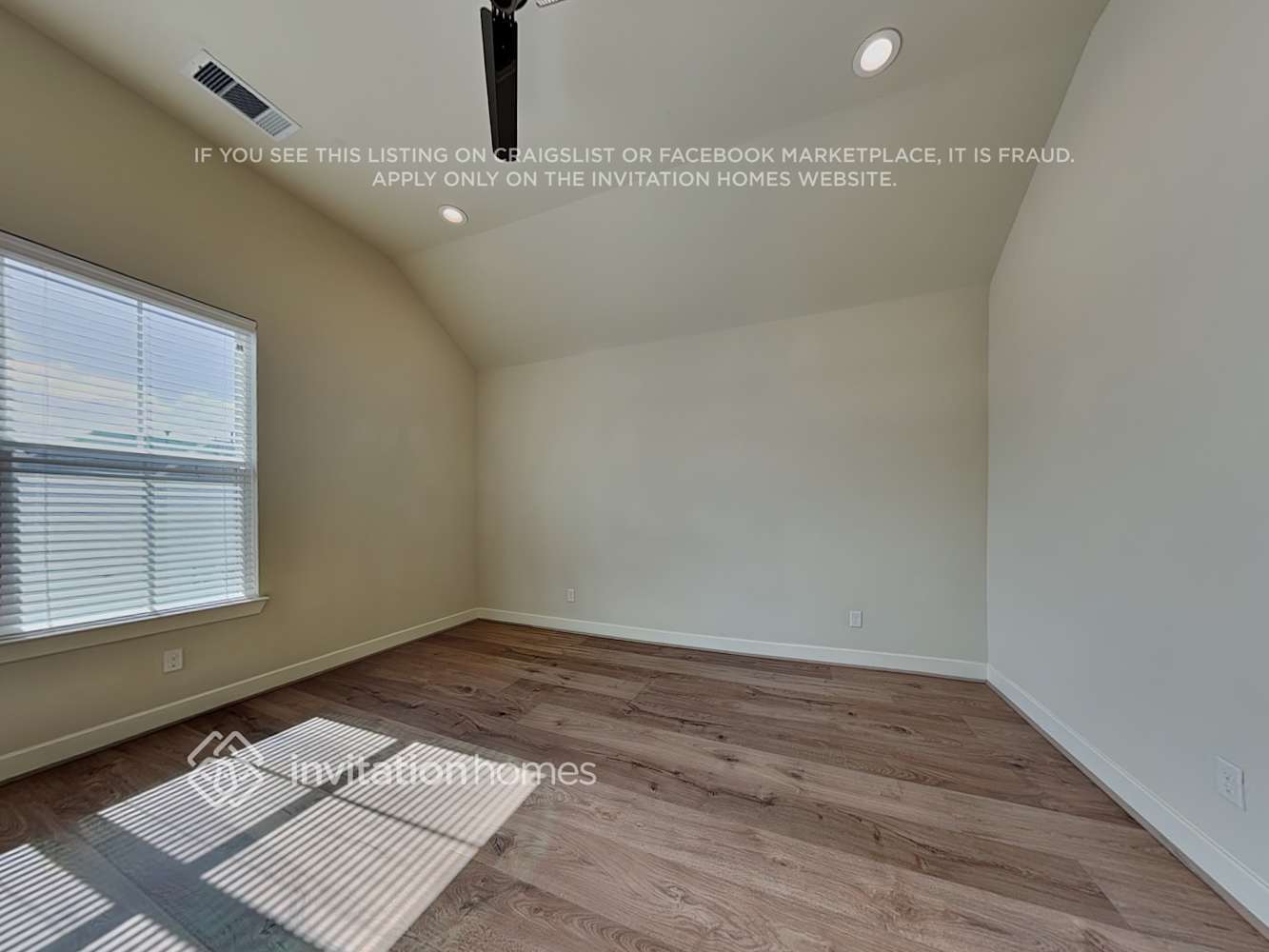 Building Photo - 713 Carriage Knls Dr