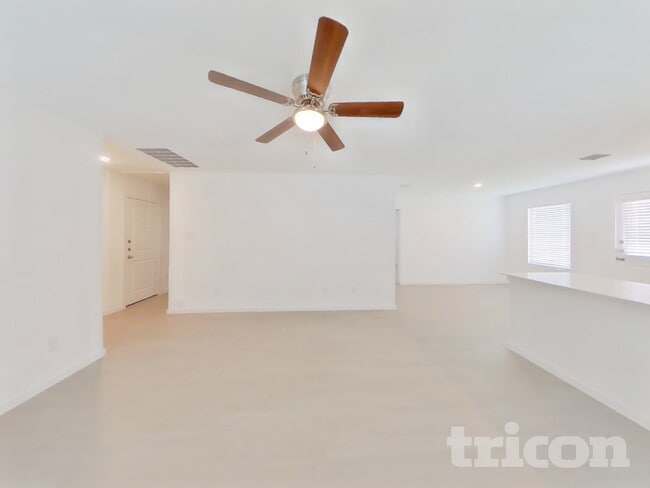 Building Photo - 806 Ginkgo Wy