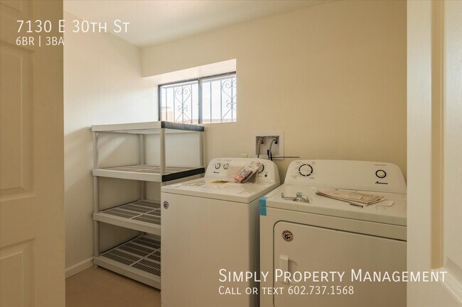 Building Photo - 4 bedroom 2 bath main house with a 2 bed 1...