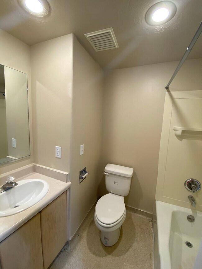 Building Photo - M400 UTILITES INCLUDED Canyon Street Apartment