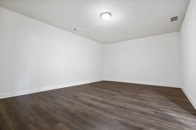 Building Photo - READY!!! 3 bedroom Townhome at South Lawn - Lawrenceville