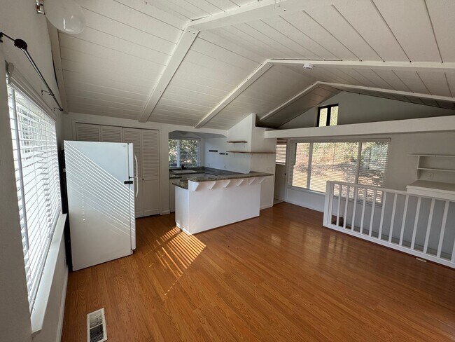 Building Photo - Country Living just minutes from Town