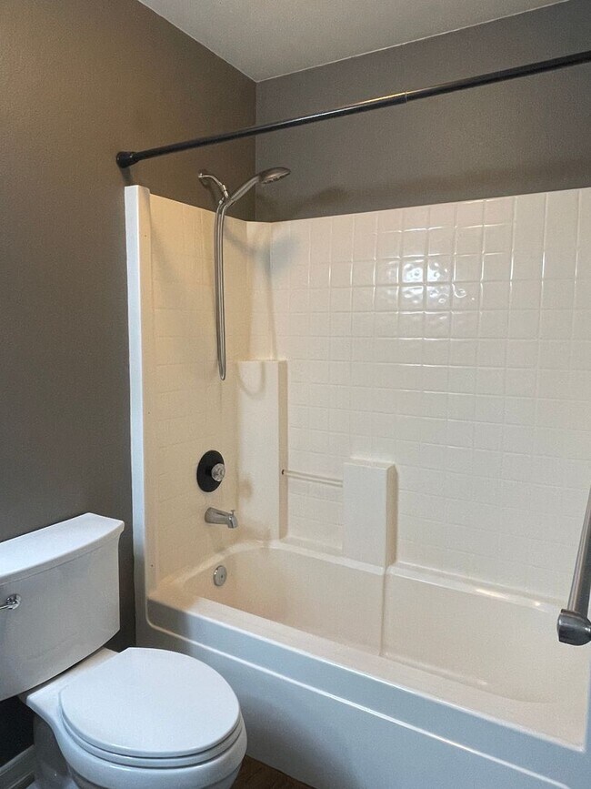 Building Photo - 3 BED 2 BATH HOUSE WITH FENCED BACKYARD IN THE COUNTRY HEIGHTS SUBDIVISION