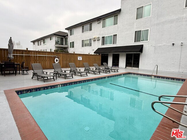 Building Photo - 1222 N Olive Dr