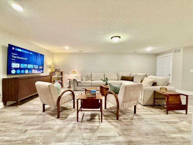 Building Photo - New 5BR Retreat With Hot Tub 2 Living Areas WC, OH