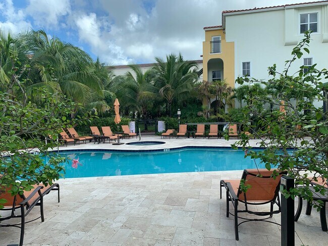 Building Photo - Beautiful 3 Bedroom Townhome in Centra Falls West