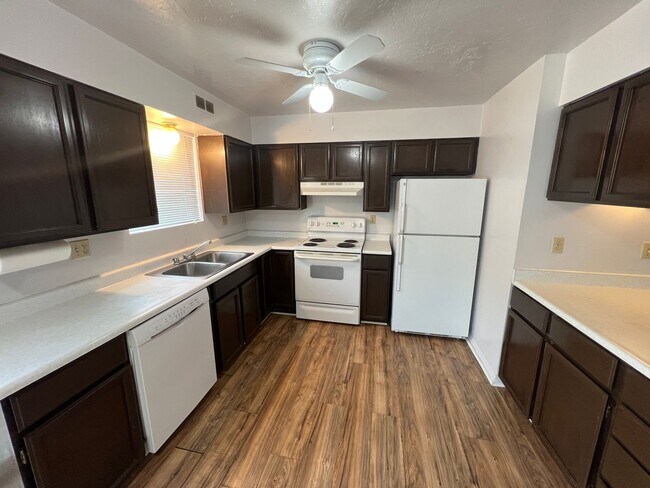 Building Photo - Union Park Apartment- Pics Coming Soon!