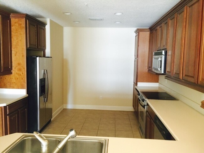 Building Photo - Luxurious 3 bed 2 bath condo with Great Vi...