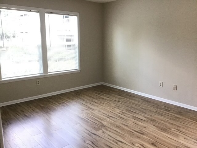 Building Photo - 304 Trinity Ct