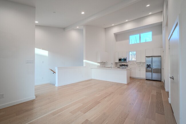 Building Photo - Stunning Newer Townhomes in Lakewood — Walk to Whole Foods, Trader Joe's & Lower Greenville