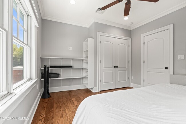 Building Photo - 558 Cedar Ave