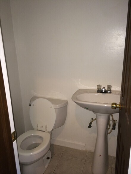 Powder room - 1419 Ward St