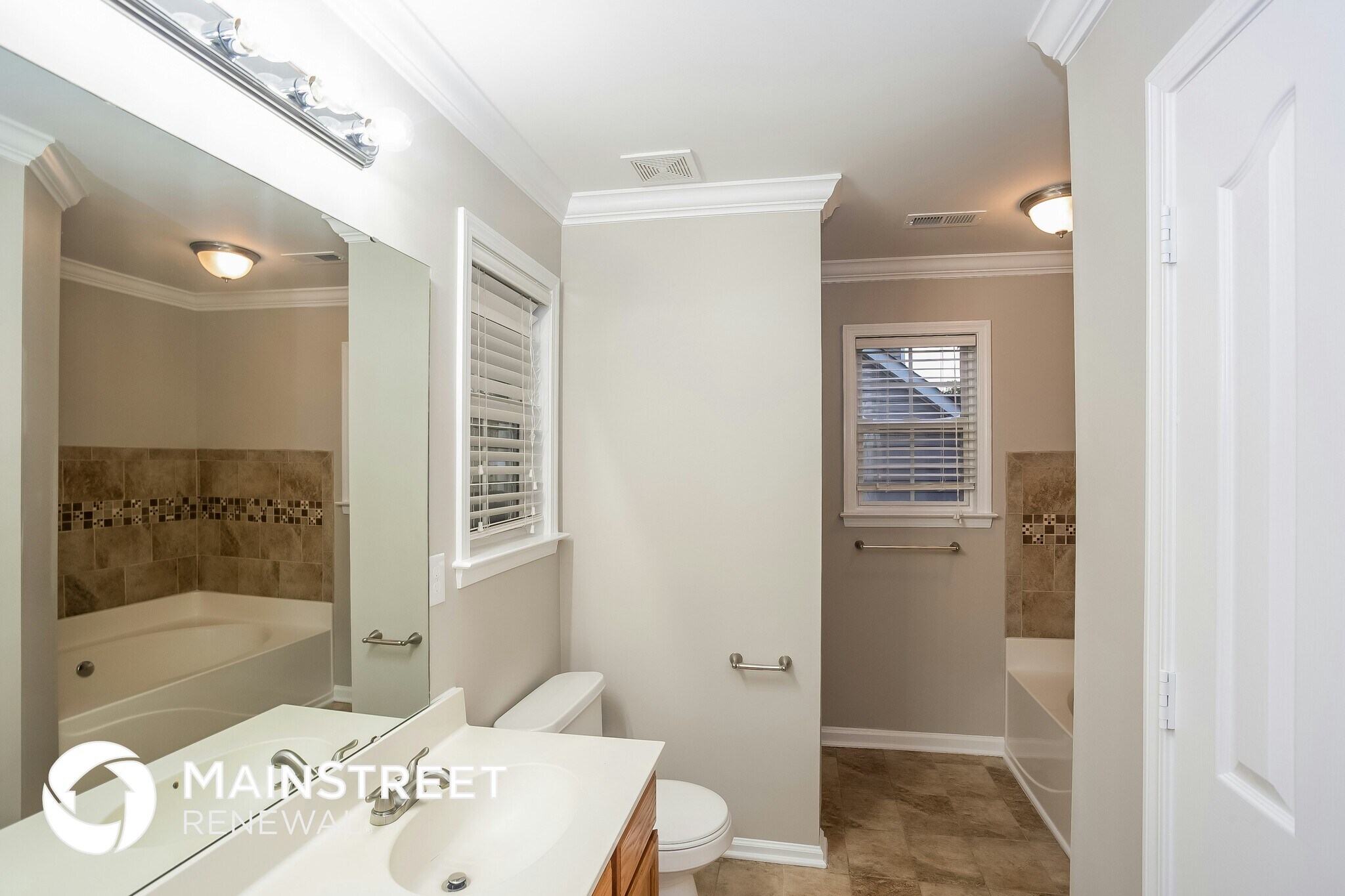 Building Photo - 8293 Chatham Oaks Dr