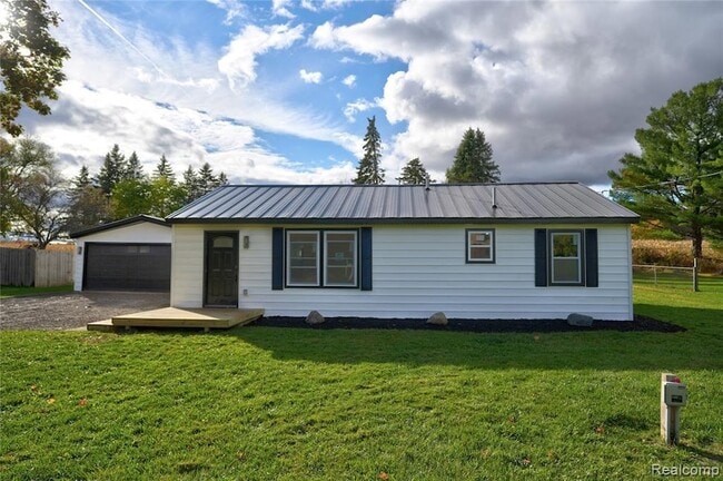 Building Photo - 1445 N Seymour Rd