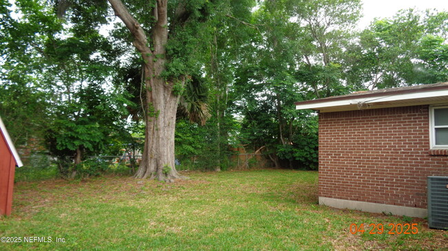 Building Photo - 1204 Crown Dr