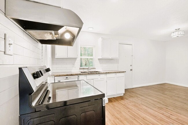 Building Photo - Beautifully Updated 3-Bed, 2-Bath Home in Quiet Greenville Neighborhood