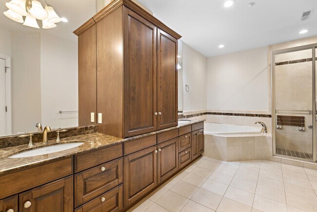 Building Photo - 16 Regency Pl
