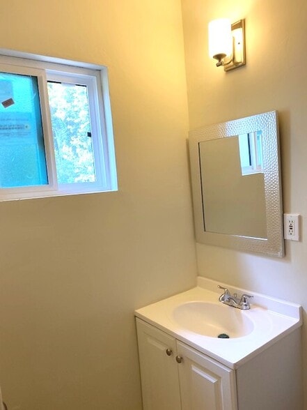 Private Full Bath - 2219 Glendon Ave