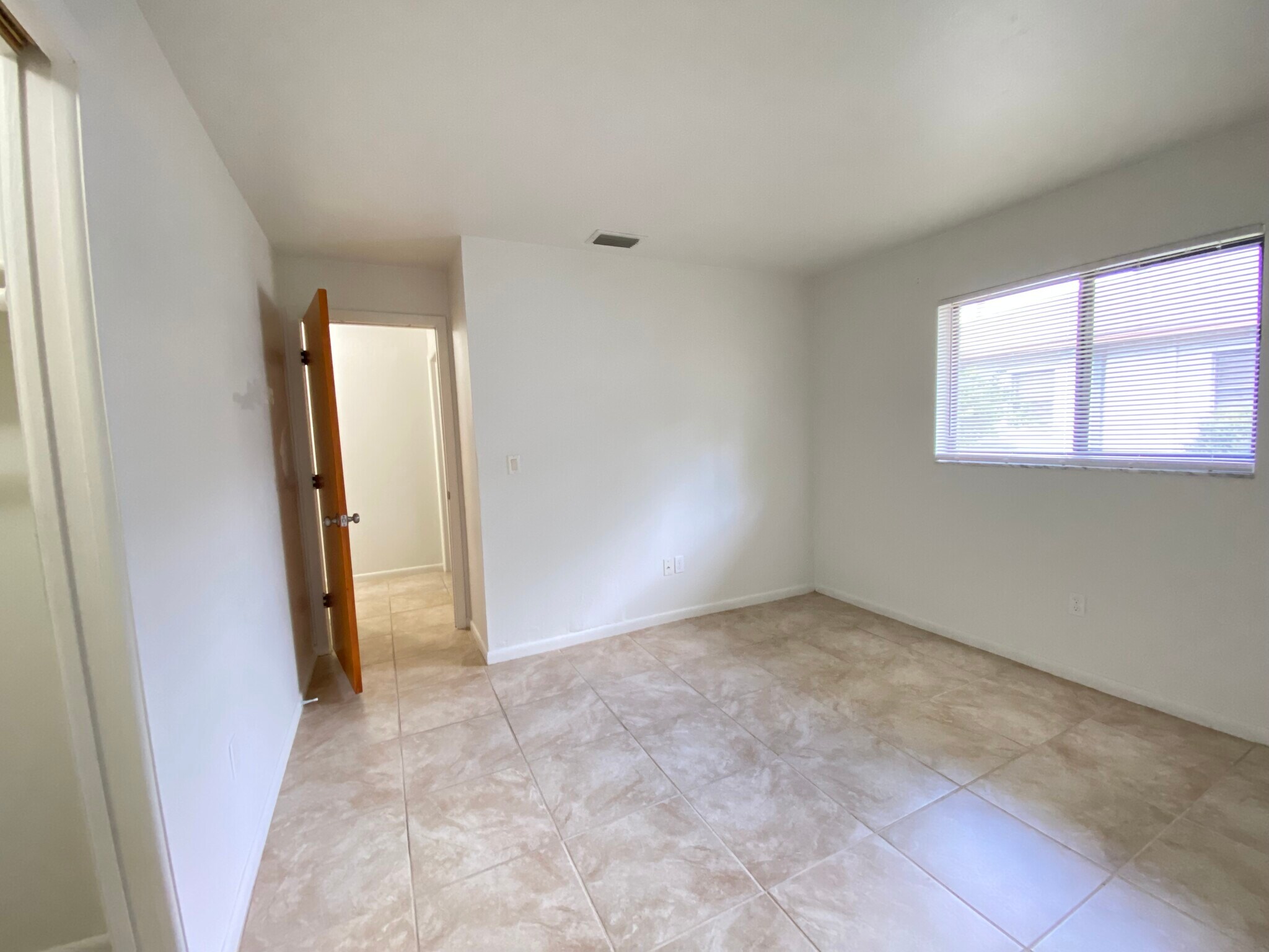 Building Photo - 513 SE 24th Ave