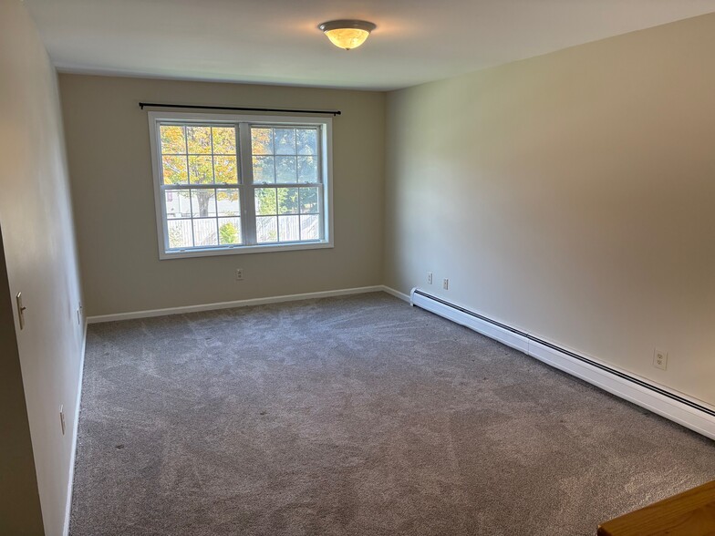 Building Photo - 10 Southview Dr